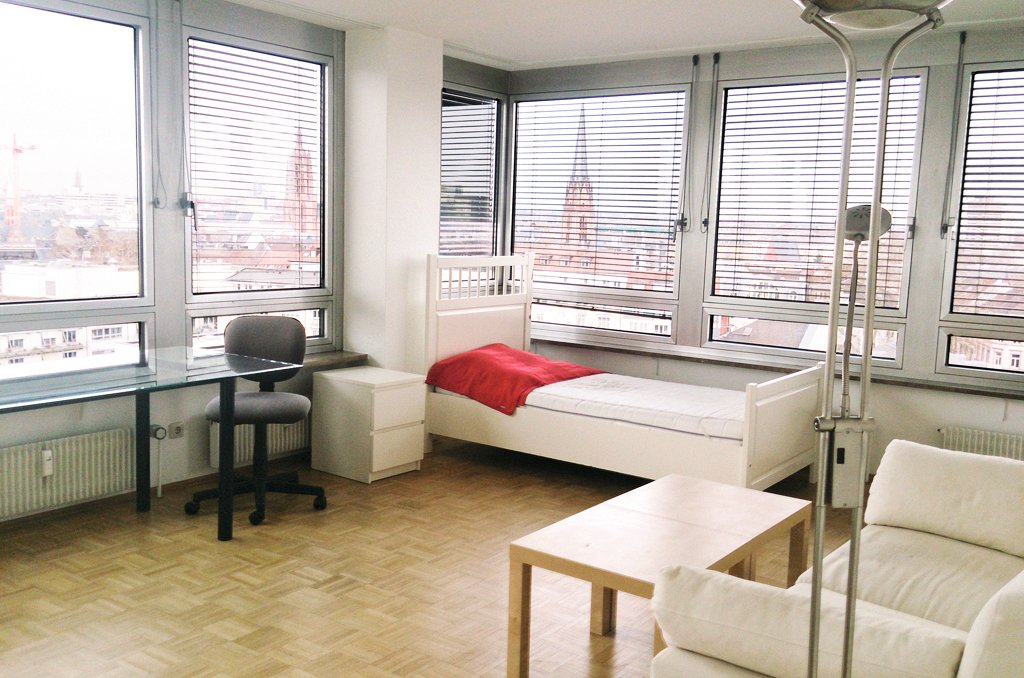 L'immagine mostra una delle possibili camere per l'alloggio durante il corso di lingua a Francoforte sul Meno.